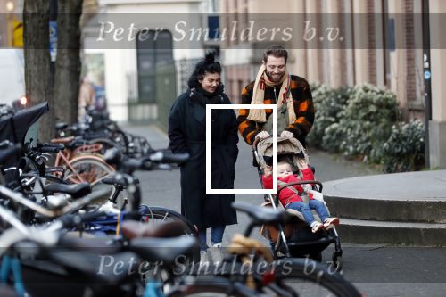 Amsterdam 1 februari 2020
Roxeanne Hazes met vriend Erik Zennes en zoon Fender bij artis.