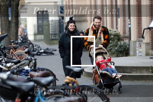 Amsterdam 1 februari 2020
Roxeanne Hazes met vriend Erik Zennes en zoon Fender bij artis.