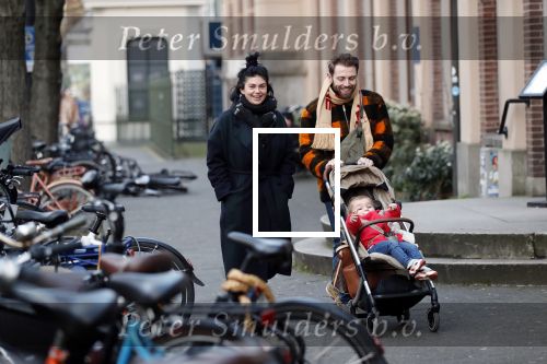 Amsterdam 1 februari 2020
Roxeanne Hazes met vriend Erik Zennes en zoon Fender bij artis.