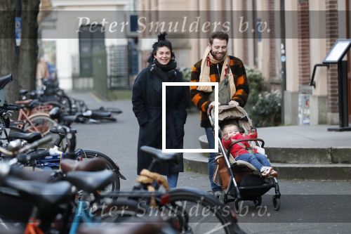 Amsterdam 1 februari 2020
Roxeanne Hazes met vriend Erik Zennes en zoon Fender bij artis.