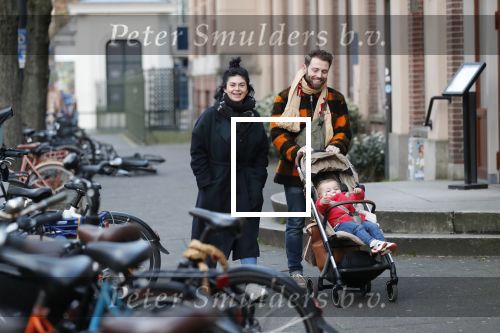 Amsterdam 1 februari 2020
Roxeanne Hazes met vriend Erik Zennes en zoon Fender bij artis.