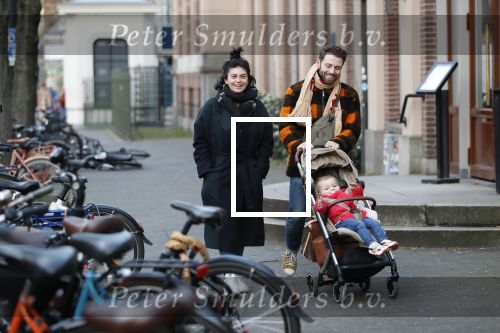 Amsterdam 1 februari 2020
Roxeanne Hazes met vriend Erik Zennes en zoon Fender bij artis.