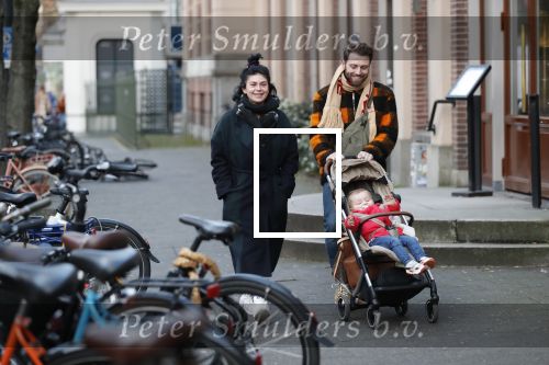 Amsterdam 1 februari 2020
Roxeanne Hazes met vriend Erik Zennes en zoon Fender bij artis.