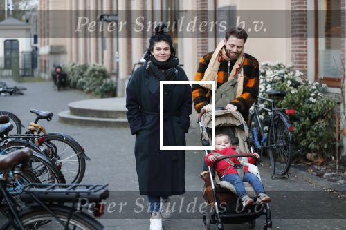 Amsterdam 1 februari 2020
Roxeanne Hazes met vriend Erik Zennes en zoon Fender bij artis.