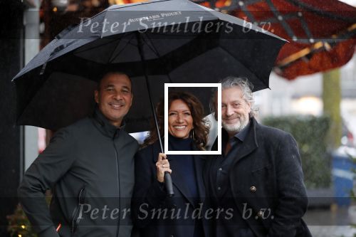 Amsterdam 3 januari 2012
Ruud Gullit en zijn vriendin Karin de Rooij en Mark Teurlings onder paraplu op de cornelis schuytstraat