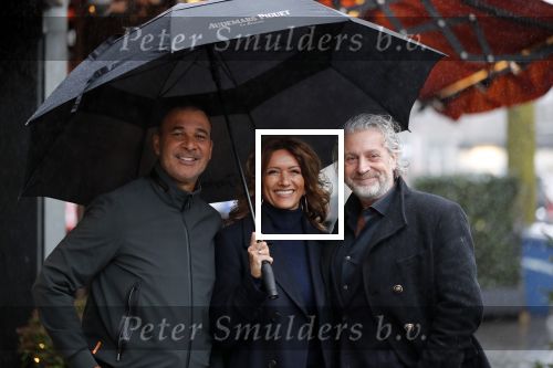Amsterdam 3 januari 2012
Ruud Gullit en zijn vriendin Karin de Rooij en Mark Teurlings onder paraplu op de cornelis schuytstraat