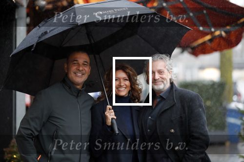 Amsterdam 3 januari 2012
Ruud Gullit en zijn vriendin Karin de Rooij en Mark Teurlings onder paraplu op de cornelis schuytstraat