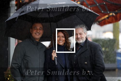 Amsterdam 3 januari 2012
Ruud Gullit en zijn vriendin Karin de Rooij en Mark Teurlings onder paraplu op de cornelis schuytstraat