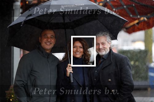 Amsterdam 3 januari 2012
Ruud Gullit en zijn vriendin Karin de Rooij en Mark Teurlings onder paraplu op de cornelis schuytstraat