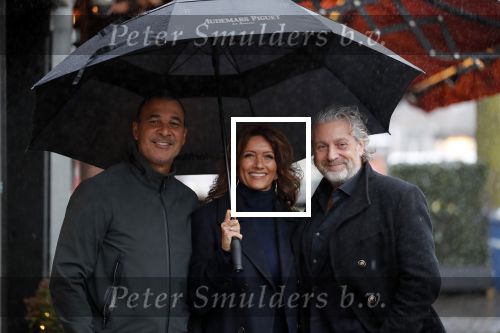 Amsterdam 3 januari 2012
Ruud Gullit en zijn vriendin Karin de Rooij en Mark Teurlings onder paraplu op de cornelis schuytstraat