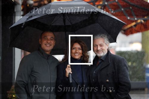Amsterdam 3 januari 2012
Ruud Gullit en zijn vriendin Karin de Rooij en Mark Teurlings onder paraplu op de cornelis schuytstraat