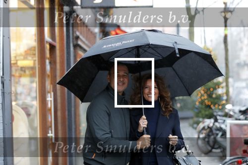 Amsterdam 3 januari 2012
Ruud Gullit en zijn vriendin Karin de Rooij onder paraplu op de cornelis schuytstraat