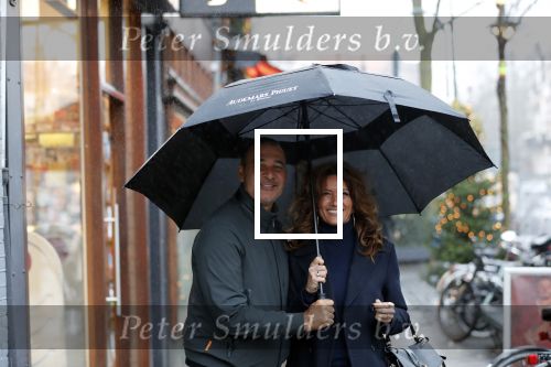 Amsterdam 3 januari 2012
Ruud Gullit en zijn vriendin Karin de Rooij onder paraplu op de cornelis schuytstraat