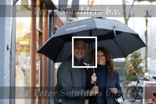 Amsterdam 3 januari 2012
Ruud Gullit en zijn vriendin Karin de Rooij onder paraplu op de cornelis schuytstraat