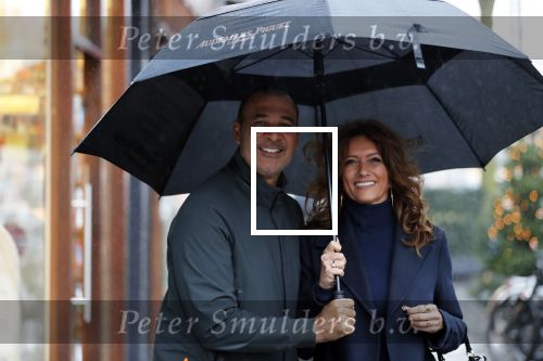 Amsterdam 3 januari 2012
Ruud Gullit en zijn vriendin Karin de Rooij onder paraplu op de cornelis schuytstraat