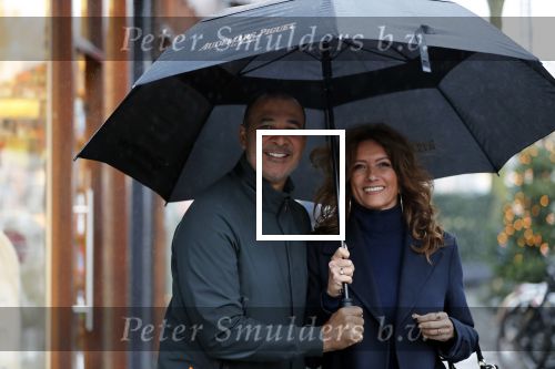 Amsterdam 3 januari 2012
Ruud Gullit en zijn vriendin Karin de Rooij onder paraplu op de cornelis schuytstraat