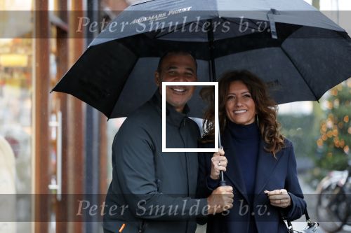 Amsterdam 3 januari 2012
Ruud Gullit en zijn vriendin Karin de Rooij onder paraplu op de cornelis schuytstraat