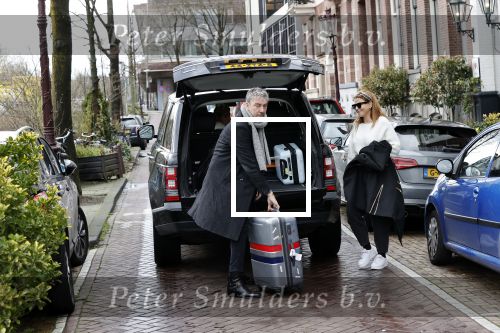 Amsterdam 13 februari 2020
Ruud de Wild en Olcay Gulsen komen met koffers aan bij het huis van Olcay. Olcay was naar istanbul geweest voor opnames en Ruud heeft haar opgehaald op schiphol.