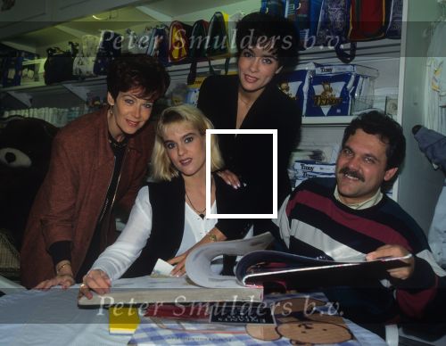 Weert, 1 Oktober 1996
Sheila Timmerman (in verwachting) samen met haar zus Sandra Timmerman en Hermien Timmerman bij Babyzaak Bambino voor het uitzoeken van de kinderkamer