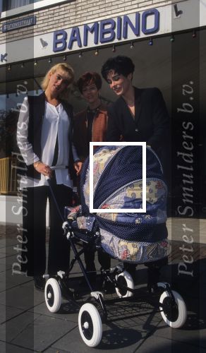 Weert, 1 Oktober 1996
Sheila Timmerman (in verwachting) samen met haar zus Sandra Timmerman en Hermien Timmerman bij Babyzaak Bambino voor het uitzoeken van de kinderkamer
