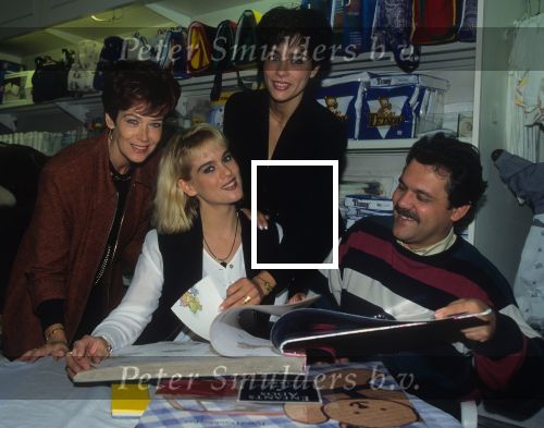 Weert, 1 Oktober 1996
Sheila Timmerman (in verwachting) samen met haar zus Sandra Timmerman en Hermien Timmerman bij Babyzaak Bambino voor het uitzoeken van de kinderkamer