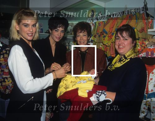 Weert, 1 Oktober 1996
Sheila Timmerman (in verwachting) samen met haar zus Sandra Timmerman en Hermien Timmerman bij Babyzaak Bambino voor het uitzoeken van de kinderkamer
