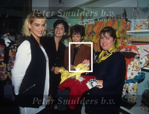 Weert, 1 Oktober 1996
Sheila Timmerman (in verwachting) samen met haar zus Sandra Timmerman en Hermien Timmerman bij Babyzaak Bambino voor het uitzoeken van de kinderkamer