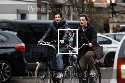 Amsterdam 5 januari 2020
Tina de Bruin met zoontje achterop de fiets.
