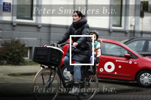 Amsterdam 5 januari 2020
Tina de Bruin met zoontje achterop de fiets.