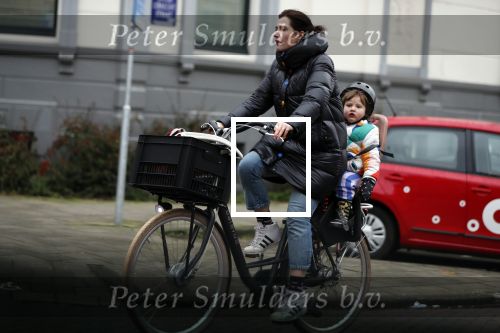 Amsterdam 5 januari 2020
Tina de Bruin met zoontje achterop de fiets.