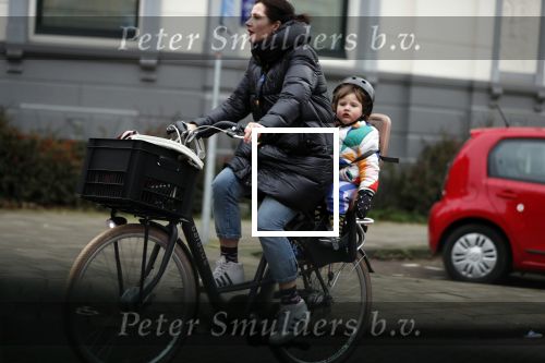 Amsterdam 5 januari 2020
Tina de Bruin met zoontje achterop de fiets.