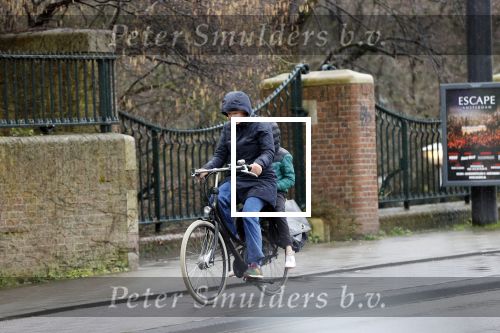 Amsterdam 2 maart 2020
Tjitske Reidinga met zoon in de regen op de fiets.