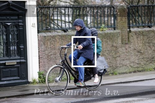 Amsterdam 2 maart 2020
Tjitske Reidinga met zoon in de regen op de fiets.