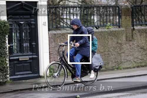 Amsterdam 2 maart 2020
Tjitske Reidinga met zoon in de regen op de fiets.