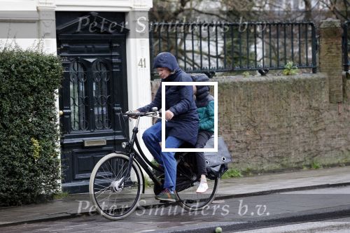 Amsterdam 2 maart 2020
Tjitske Reidinga met zoon in de regen op de fiets.