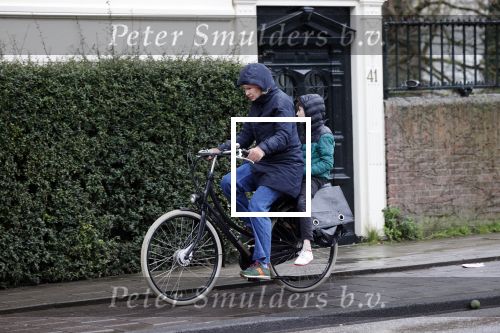Amsterdam 2 maart 2020
Tjitske Reidinga met zoon in de regen op de fiets.