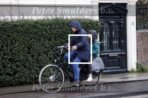 Amsterdam 2 maart 2020
Tjitske Reidinga met zoon in de regen op de fiets.