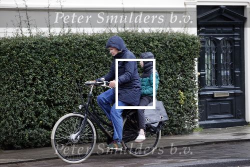 Amsterdam 2 maart 2020
Tjitske Reidinga met zoon in de regen op de fiets.