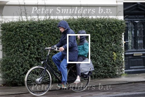 Amsterdam 2 maart 2020
Tjitske Reidinga met zoon in de regen op de fiets.