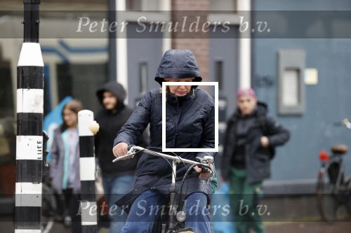 Amsterdam 2 maart 2020
Tjitske Reidinga met zoon in de regen op de fiets.