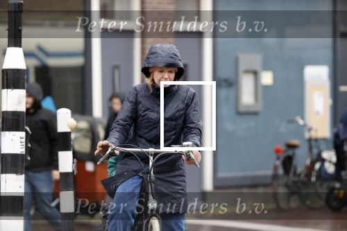 Amsterdam 2 maart 2020
Tjitske Reidinga met zoon in de regen op de fiets.