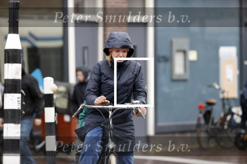 Amsterdam 2 maart 2020
Tjitske Reidinga met zoon in de regen op de fiets.
