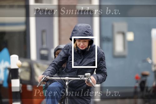 Amsterdam 2 maart 2020
Tjitske Reidinga met zoon in de regen op de fiets.