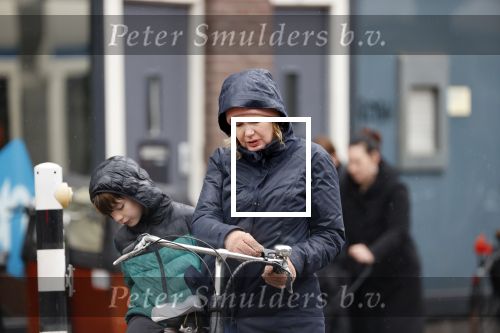 Amsterdam 2 maart 2020
Tjitske Reidinga met zoon in de regen op de fiets.