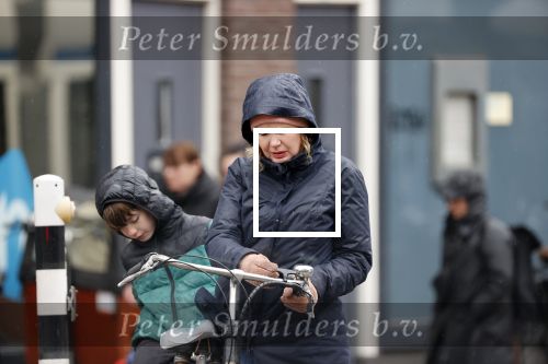 Amsterdam 2 maart 2020
Tjitske Reidinga met zoon in de regen op de fiets.