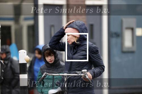 Amsterdam 2 maart 2020
Tjitske Reidinga met zoon in de regen op de fiets.