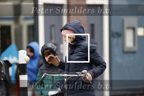 Amsterdam 2 maart 2020
Tjitske Reidinga met zoon in de regen op de fiets.