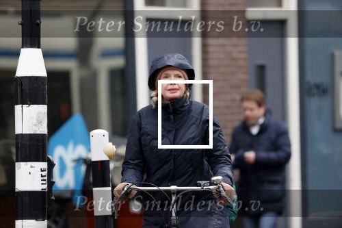 Amsterdam 2 maart 2020
Tjitske Reidinga met zoon in de regen op de fiets.