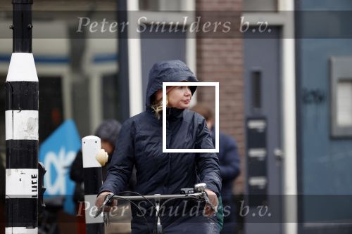 Amsterdam 2 maart 2020
Tjitske Reidinga met zoon in de regen op de fiets.