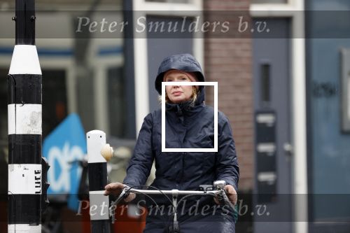 Amsterdam 2 maart 2020
Tjitske Reidinga met zoon in de regen op de fiets.